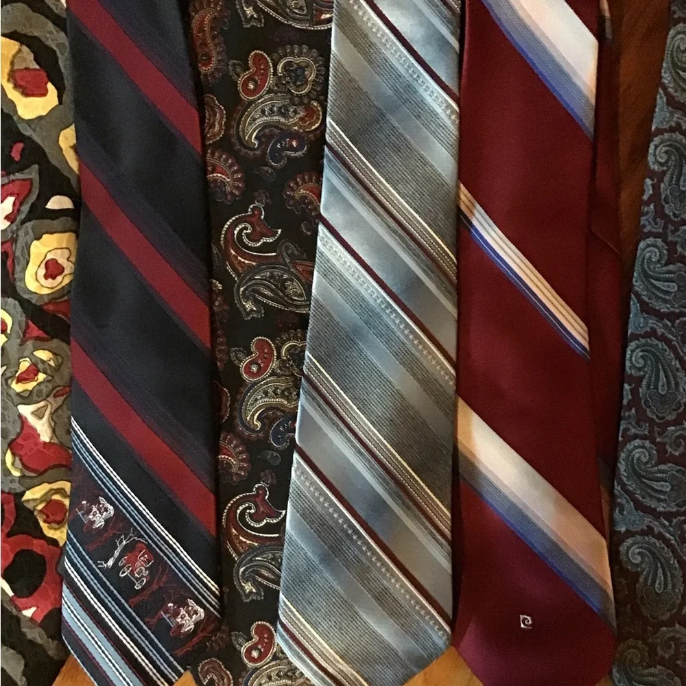 A total of 10 men’s neckties. Please see photos.
